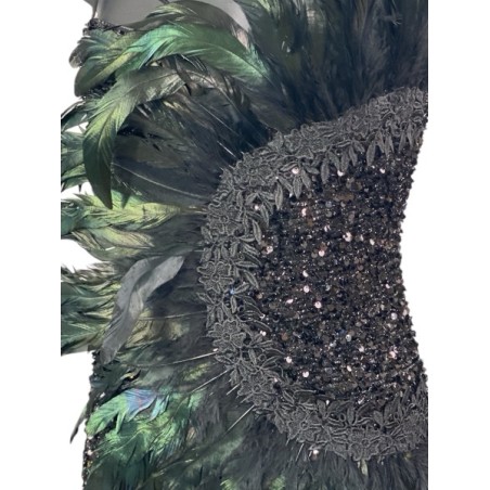 Robe courte à sequins avec véritables plumes naturelles. Modèle glamour et luxueux, idéal pour soirée chic, cocktail, gala ou év
