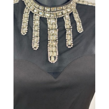 Robe courte noire ornée de cristaux – Élégance & glamour