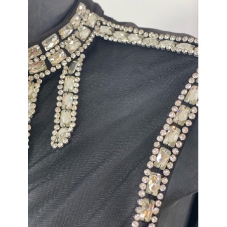 Robe courte noire ornée de cristaux – Élégance & glamour