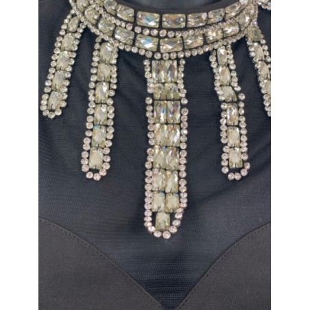 Robe courte noire ornée de cristaux – Élégance & glamour