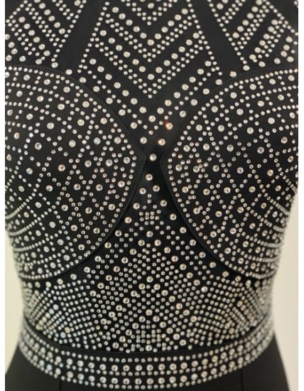Robe noire ornée de cristaux – Élégance glamour & silhouette sculptée