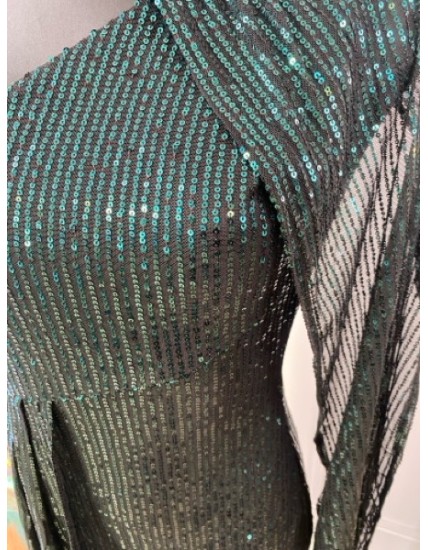 Robe de soirée noire asymétrique à sequins – Élégance et glamour