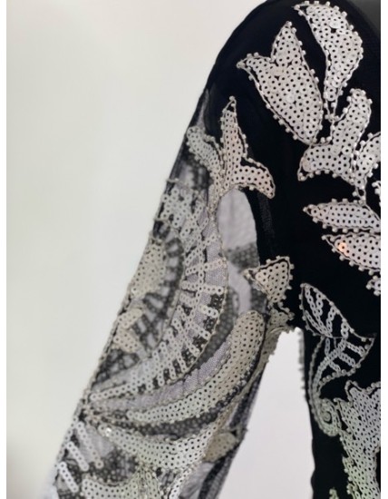 Robe mi-longue noire et blanche à motifs graphiques – Élégance couture et style affirmé