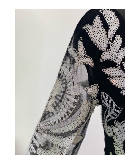 Robe mi-longue noire et blanche à motifs graphiques – Élégance couture et style affirmé