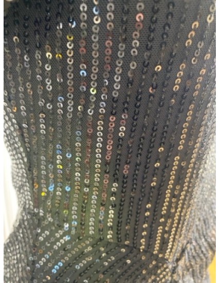 Robe noire à sequins drapée – Élégance et glamour intemporel