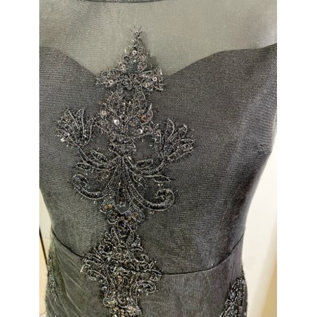 Robe noire en dentelle brodée – Robe fourreau chic et élégante