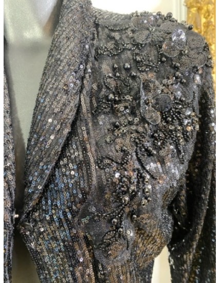 Veste à sequins noire avec fleur décorative à l’épaule