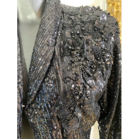 Veste noire à sequins avec fleur décorative à l’épaule – Élégante & chic