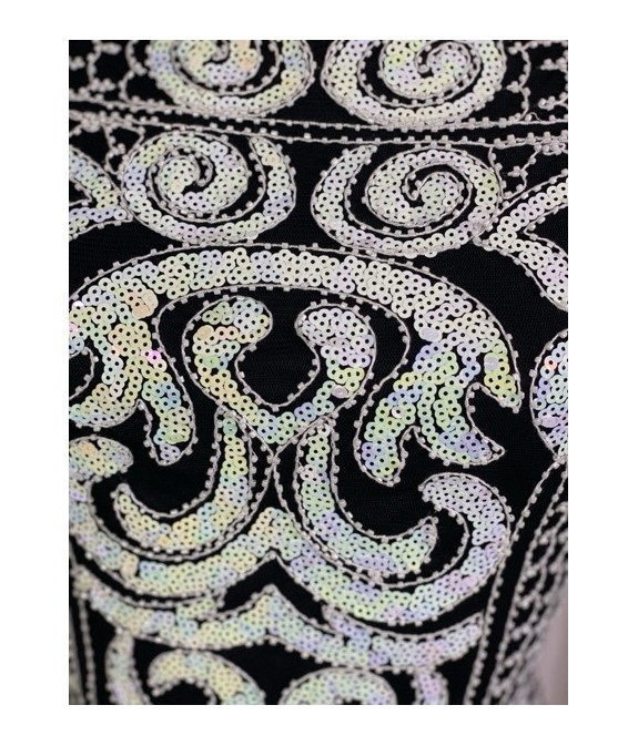 Robe élégante noire à broderies sequin blanc– Coupe ajustée et finitions couture