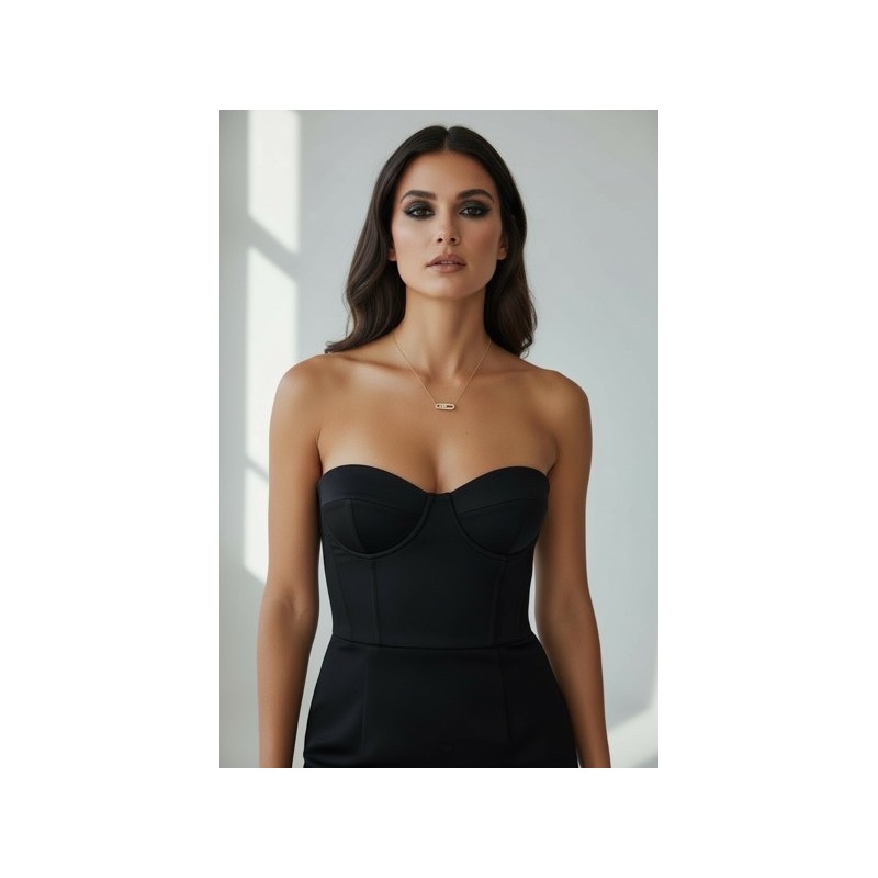 Collier fin doré avec pendentif délicat Collier fin doré avec pendentif délicat