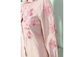Chemisier femme rose en coton à rayures et fleurs brodées Chemisier femme rose en coton à rayures et fleurs brodées
