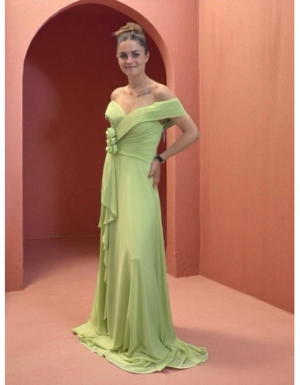 Robe longue vert anis élégante – décolleté épaules dénudées et drapé fluide