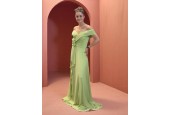 Robe longue vert anis élégante – décolleté épaules dénudées et drapé fluide