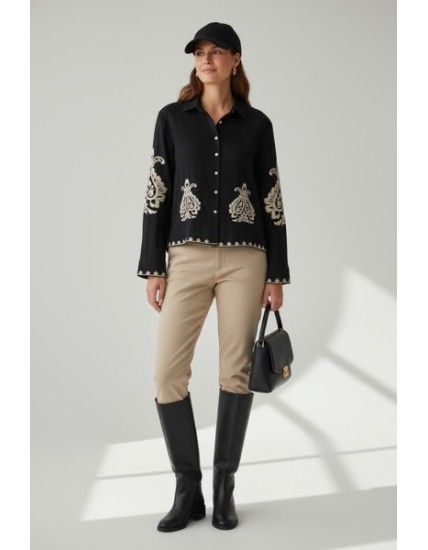 Blouse noire en coton brodé femme