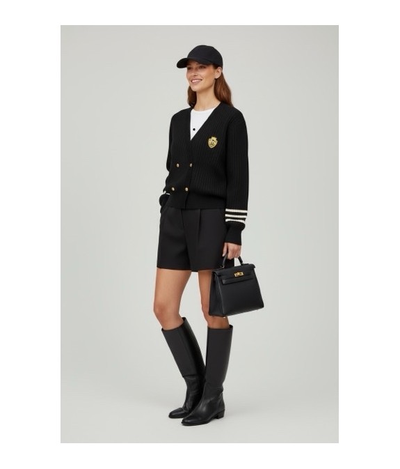 Gilet noir style universitaire chic – Maille fine avec écusson doré