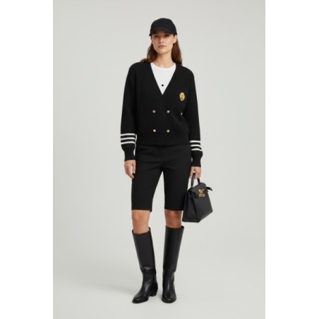 Gilet noir style universitaire chic – Maille fine avec écusson doré