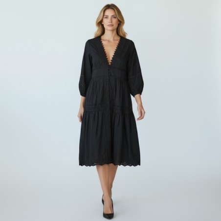 Robe noire bohème en coton brodé – Élégance naturelle et féminine