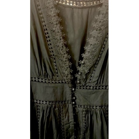 Robe noire bohème en coton brodé – Élégance naturelle et féminine