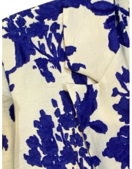 Veste femme élégante à imprimé floral bleu cobalt sur fond ivoire