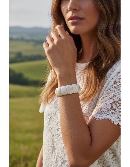Bracelet large en pierre naturelle blanche – Élégance intemporelle