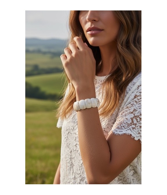 Bracelet large en pierre naturelle blanche – Élégance intemporelle