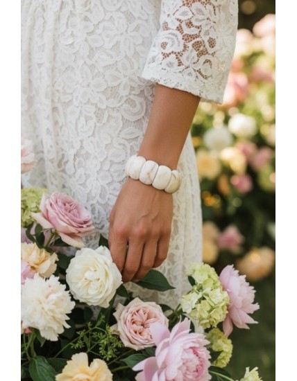 Bracelet large en pierre naturelle blanche – Élégance intemporelle