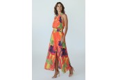 Robe longue fluide à imprimé coloré – col halter et fente élégante