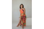 Robe longue fluide à imprimé coloré – col halter et fente élégante