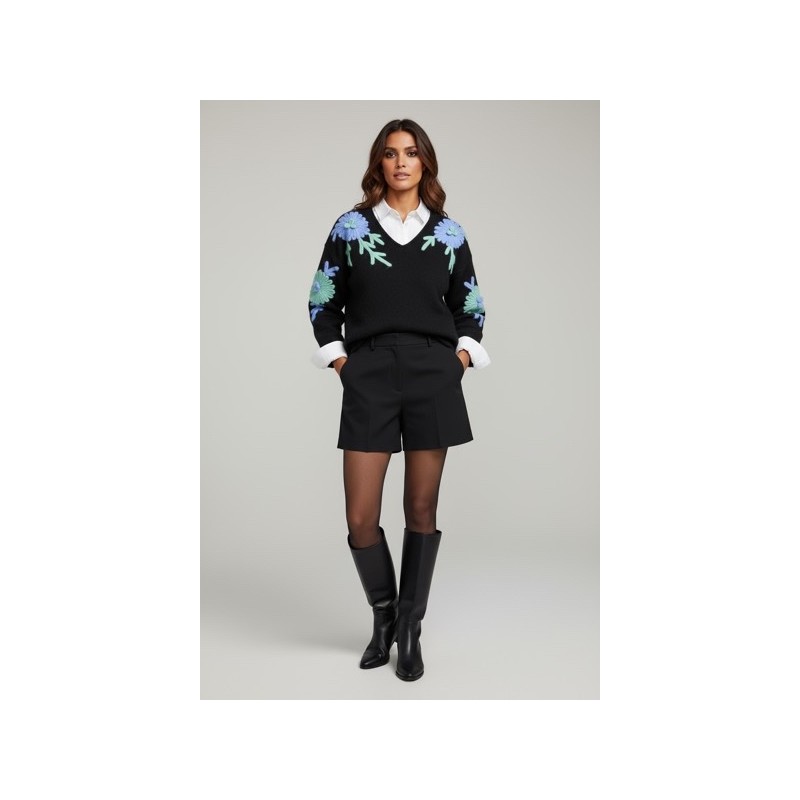 Pull noir à broderies florales multicolores – Élégance moderne et détails artisanaux Pull noir à broderies florales multicolores – Élégance moderne et détails artisanaux