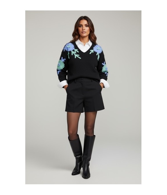 Pull noir femme à broderies florales – Élégant, moderne et confortable