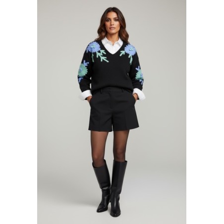 Pull noir femme à broderies florales – Élégant, moderne et confortable