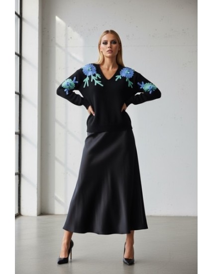 Pull noir à broderies florales multicolores – Élégance moderne et détails artisanaux