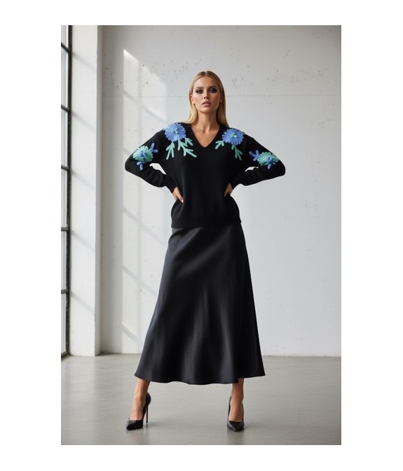 Pull noir à broderies florales multicolores – Élégance moderne et détails artisanaux