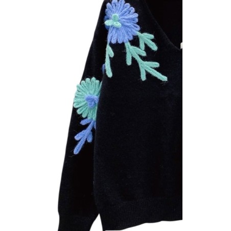 Pull noir femme à broderies florales – Élégant, moderne et confortable