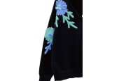 Pull noir à broderies florales multicolores – Élégance moderne et détails artisanaux Pull noir à broderies florales multicolores – Élégance moderne et détails artisanaux