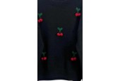 Pull  noir en maille avec motifs cerises brodés