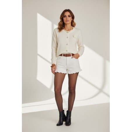 Gilet Femme Élégant en Maille Blanc  avec Boutons Bijoux et Fleur Brodée