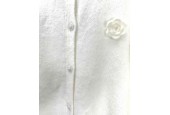 Gilet Femme Élégant en Maille Blanc  avec Boutons Bijoux et Fleur Brodée