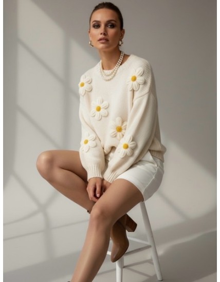 Pull crème en maille douce, décoré de fleurs 3D façon marguerites. Coupe confortable et féminine, parfait pour un look tendance