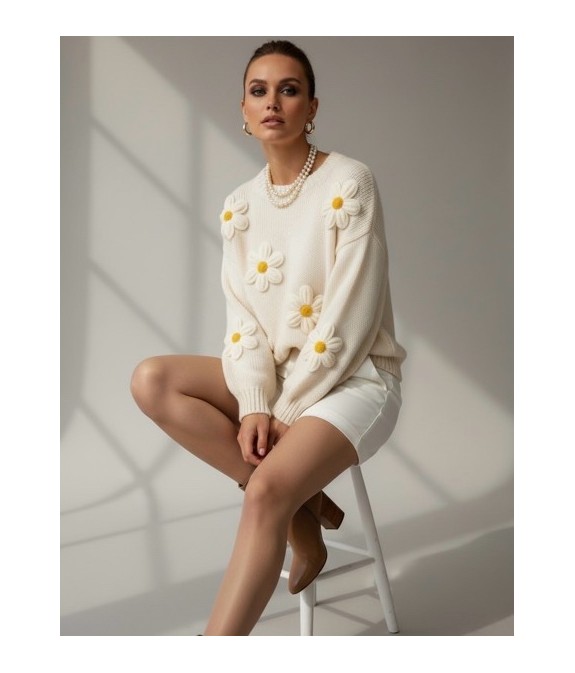 Pull crème en maille douce, décoré de fleurs 3D façon marguerites. Coupe confortable et féminine, parfait pour un look tendance