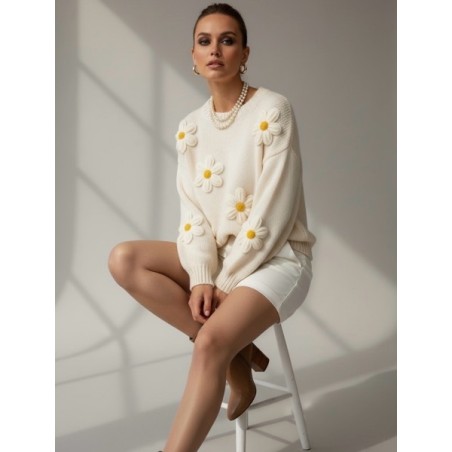 Pull crème en maille douce, décoré de fleurs 3D façon marguerites. Coupe confortable et féminine, parfait pour un look tendance