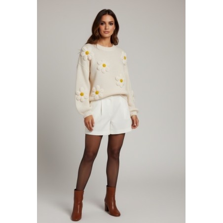 Pull crème en maille douce, décoré de fleurs 3D façon marguerites. Coupe confortable et féminine, parfait pour un look tendance