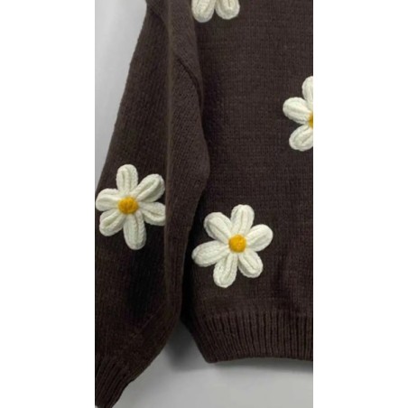 Pull chocolat en maille avec fleurs 3D. Un pull féminin, doux et tendance pour un look chic et printanier ou hivernal
