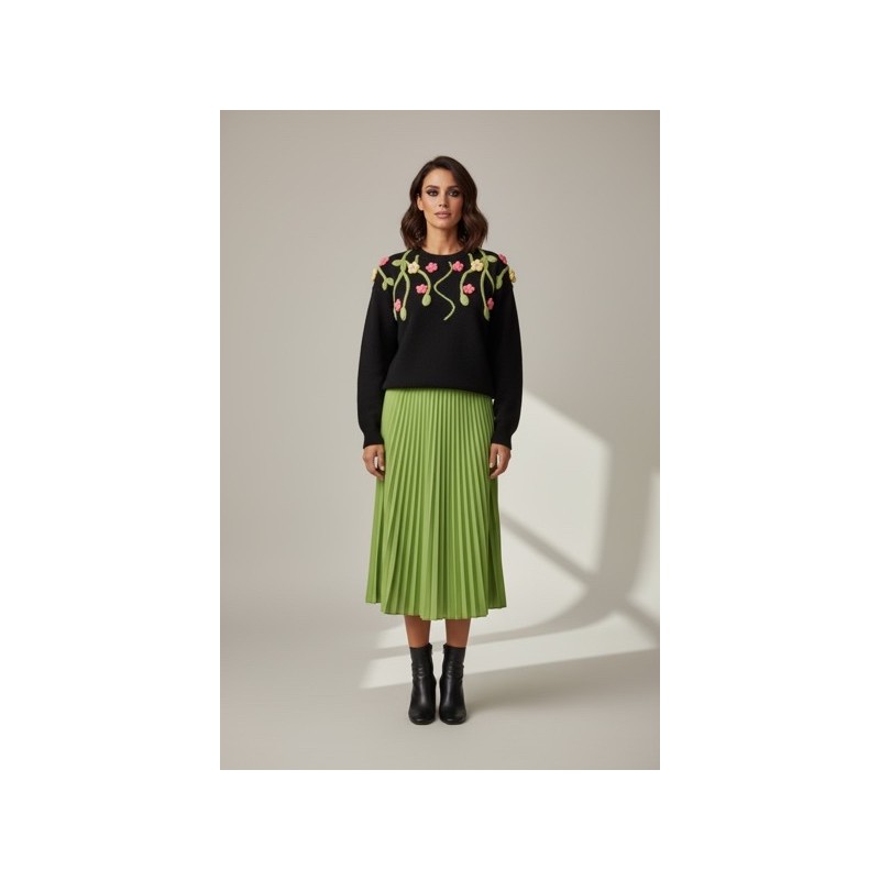 Pull femme noir à broderies florales – Style romantique et moderne