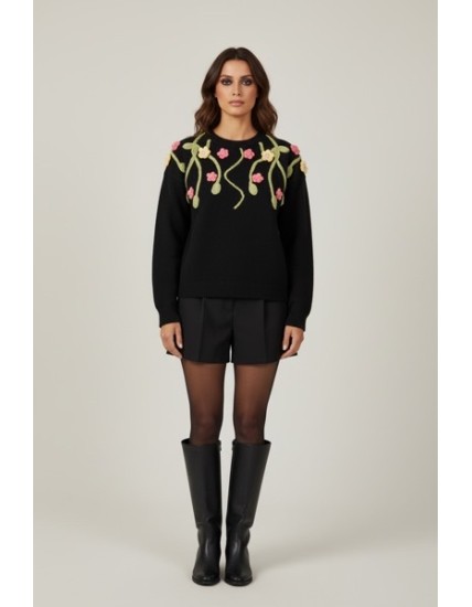 Pull femme noir à broderies florales – Style romantique et moderne