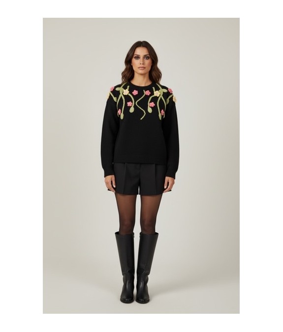 Pull femme noir à broderies florales – Style romantique et moderne