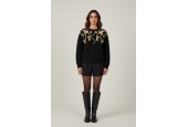 Pull femme noir à broderies florales – Style romantique et moderne