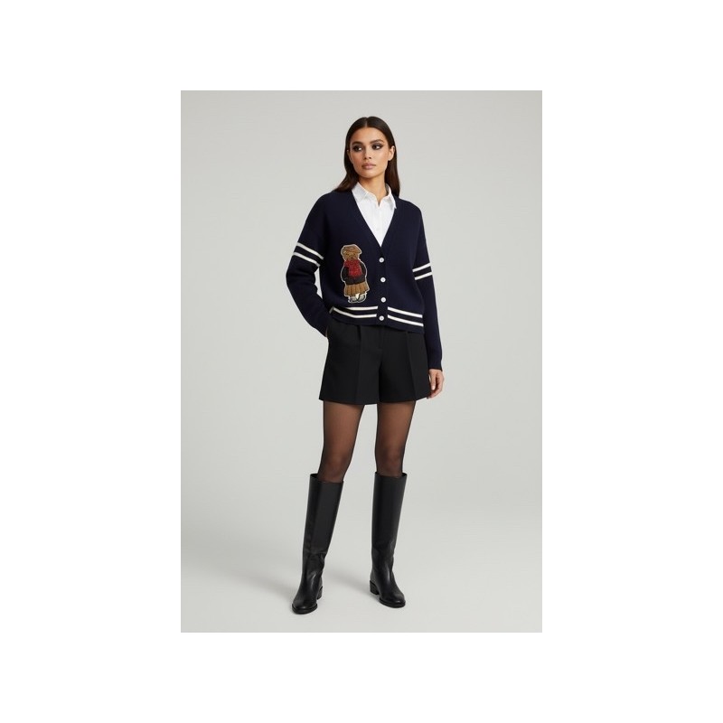 Gilet en maille bleu marine avec motif ours brodé – Style chic et décontracté Gilet en maille bleu marine avec motif ours brodé – Style chic et décontracté