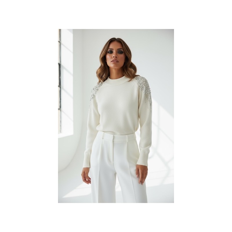 Pull femme élégant en maille crème avec épaules ornées de cristaux