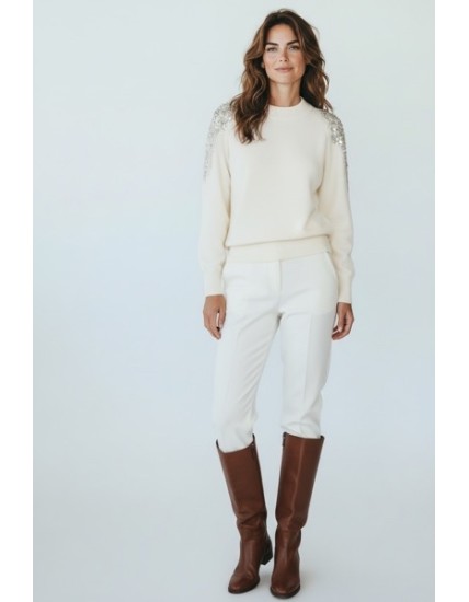 Pull femme élégant en maille crème avec épaules ornées de cristaux